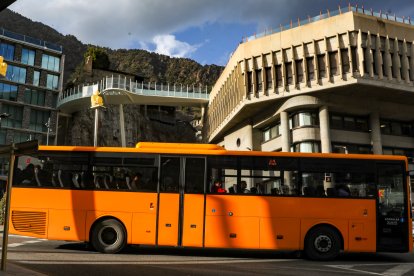 Un bus circulant a Andorra la Vella.