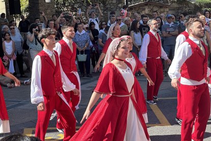 Un instant de la dansa del Pregó de l'Esbart dansaire d'Andorra la Vella.