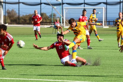 L’andorrà Adrià da Cunha, en un xut que el porter de Gibraltar va enviar a córner, ahir.