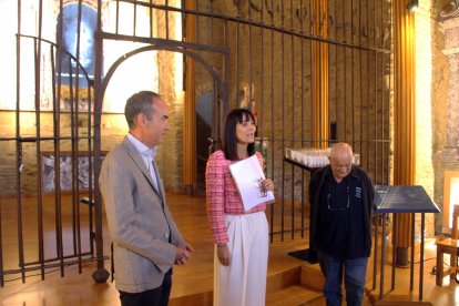 El cònsol major de Canillo, Jordi Alcobé; la ministra de Cultura, Joventut i Esports, Mònica Bonell; i el mossèn Ramon de Canillo durant la presentació del nou audiovisual del vell Santuari de Meritxell.