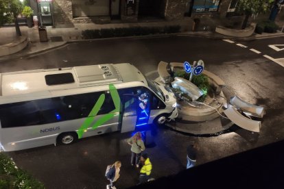 Un minibús s'encasta contra una rotonda en la Massana