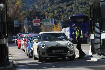 Cua de vehicles a la frontera del riu Runer per entrar a Andorra.