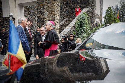Vives conversa amb Espot i Ensenyat a l’entrada a la basílica.