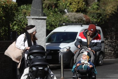 Famílies amb infants passejant.