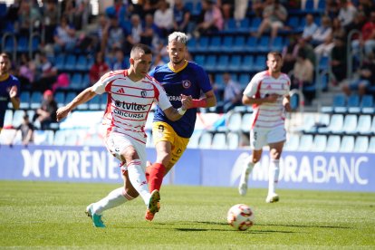 El davanter de l’FC Andorra Manu Nieto lluita per una pilota amb Ger Nóvoa, de la Ponferradina.