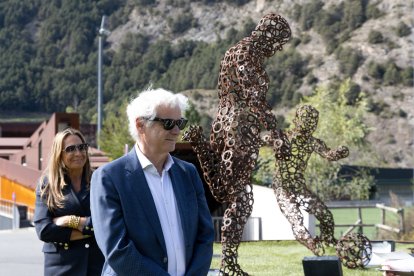 L'artista Toni Cruz amb l'obra de fons