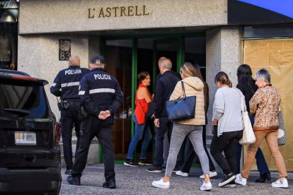 La comitiva que va participar en el desnonament, que finalment no es va dur a terme, a l’avinguda Santa Coloma.