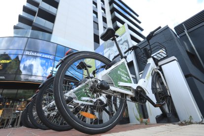 Bicicletes de Cicland aparcades en una estació.