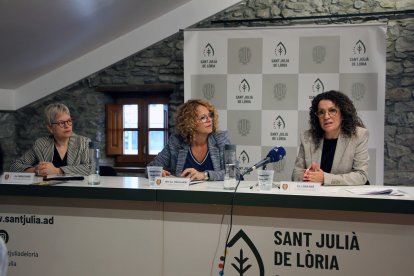 La consellera de Cultura del comú de Sant Julià de Lòria, Teresa Areny; la cap del Servei de Promoció Cultural, Laura Rogé; i la cap del departament de Turisme, Canòlich Ribot, durant la presentació