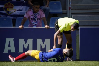 Moment de la lesió d'Albert Solís al camp de la Ponferradina