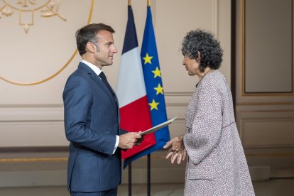 L’ambaixadora entrega les credencials a Macron.