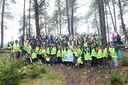 Alumnes participants en la campanya de recollida de residus al medi ambient