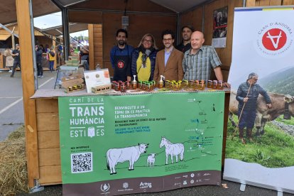 El ministre de Medi Ambient, Agricultura i Ramaderia, Guillem Casal, visitant l'estand de productes andorrans presents en la fira agrària i ramadera 'Les Pyrénéennes'