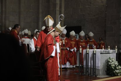 El bisbe coadjutor, ja ordenat amb l'anell, la mitra i el bàcul