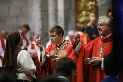 Serrano i Vives repartint la comunió als assitents