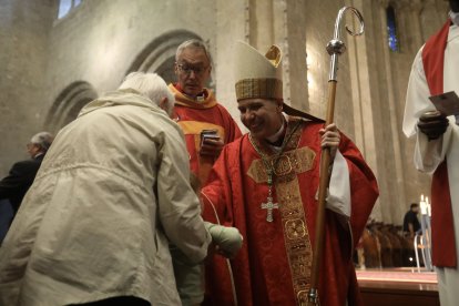 Serrano saludant a un infant al final de l'acte