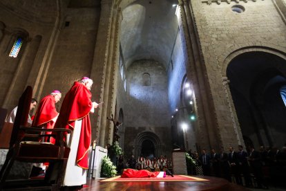 Serrano, estirat, mentre es canten les Lletanies dels Sants.