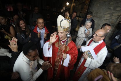 El bisbe coadjutor amb els assistents a l'ordenació