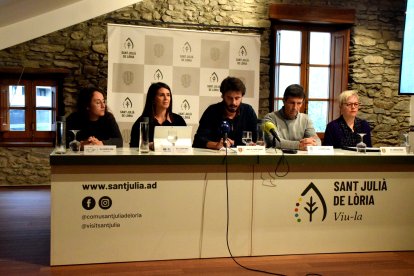 La representant de l’Associació de Ramaders, Marta Visa; la presidenta de torn de la comissió de la vall del Madriu, Laura Mas; el cònsol major de Sant Julià de Lòria, Cerni Cairat; el director general de Naturland, Xabier Ajona; i la cap del departament de Turisme, Canòlich Ribot.