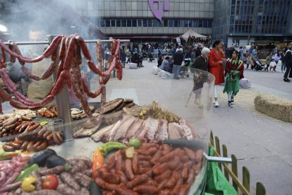 Carn a la brasa en una de les parades de restauració de la fira medieval