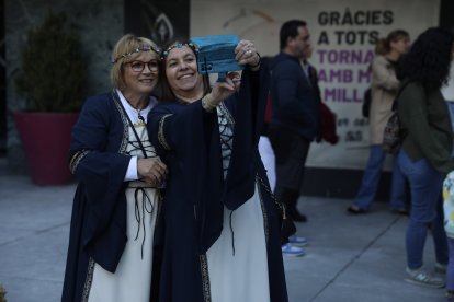 Dues dones vestides d'època medieval fent-se un selfie