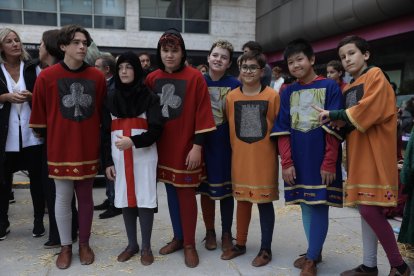 Un grup de joves vestis de guerrers medievals