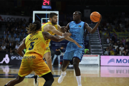 Sekou Dombouya en una jugada del partit davant del Gran Canària