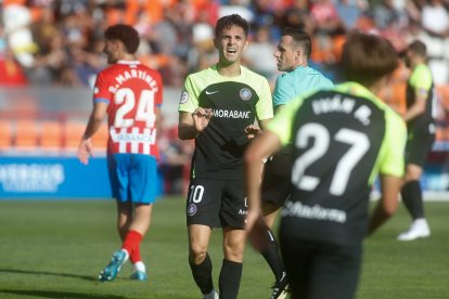 El tricolor Álvaro Martín es lamenta en una de les accions del partit d’ahir a Lugo.