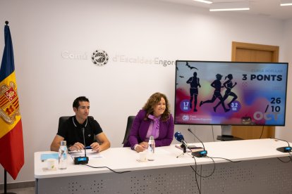 El cap del departament d'Esports, Julio Pintado, i la consellera d'Esports, Laura López, a la presentació de la cura dels 3 Ponts