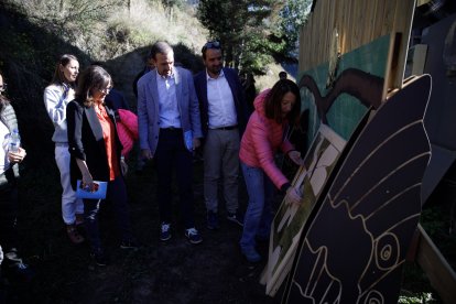 La cònsol d'Ordino, Maria del Mar Coma, i el ministre de Turisme i Comerç, Jordi Torres, a la inauguració de la nova ruta Macarulla