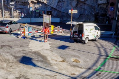 Un operari del comú fent neteja al lloc de l’accident.