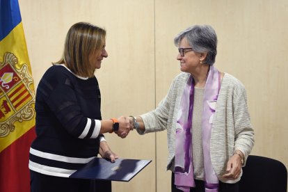 La ministra Trini Marín i la recentment nomenada presidenta de Càritas, Anna M.
Villas, signen el conveni de col·laboració que renova el vigent