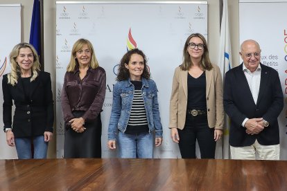 Algunes de les membres de la comissió permanent del COA, amb el president, Xavier Espot Miró.