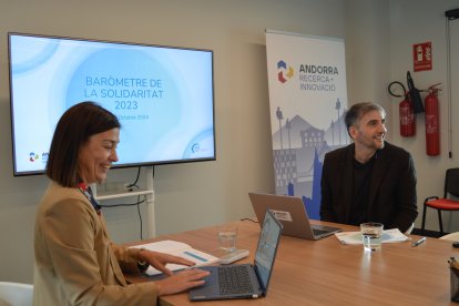 La cap de projectes d’Andtropia, Mercè Miguel, i el director del Grup de Sociologia d’Andorra Recerca i Innovació, Joan Micó, en la roda de premsa de presentació del baròmetre de la solidaritat