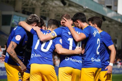 Els jugadors tricolors celebren un dels gols d’ahir davant del Real Unión.