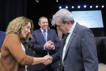 La psiquiatra i ponent Montserrat Dolz saluda el ministre d’Educació, Ladislau Baró.