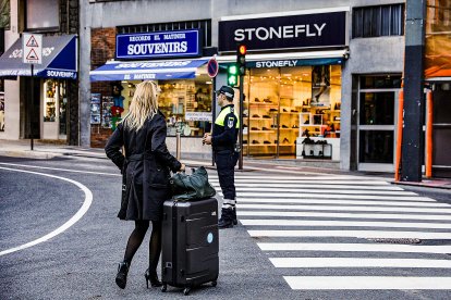 Una turista carregada amb una maleta.