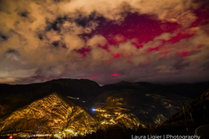 L'aurora boreal tenyint de rosa el cel del Principat