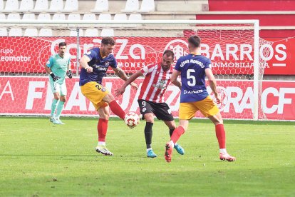 Diego Alende i César Morgado lluiten per la pilota amb el davanter del Zamora Pito Camacho, ahir.