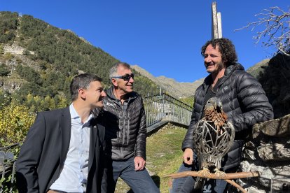 El cònsol menor, Roger Fité, i el ferrer artístic Jordi Illamola en la inauguració de l'escultura del trencalòs