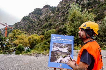 Un operari ahir a la zona on s’iniciaran les obres.