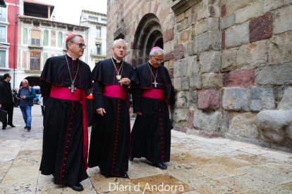 L'arquebisbe Joan-Enric Vives flanquejat per dos col·legues