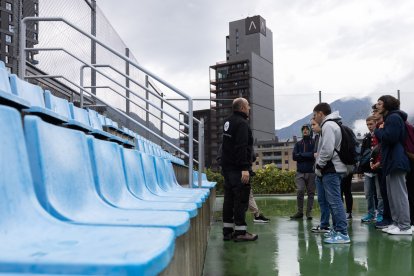 Els joves del programa Fent Camí han visitat diversos departaments del comú d'Escaldes aquest matí