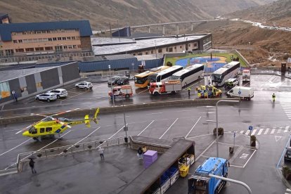 Bombers i sanitaris en el lloc de l’atropellament.