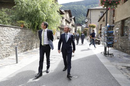 El cap de Govern i un membre de la família Grifols passejant pel carrer Major d’Ordino.