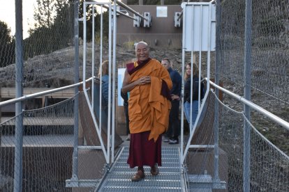 El monge budista travessant el pont tibetà.