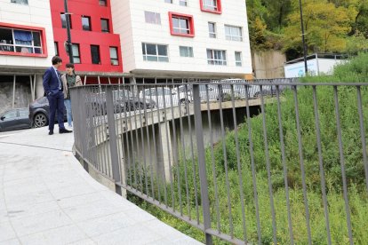 Sergi González i Marc Torrent davant l'espai on es volen fer pisos de lloguer assequible