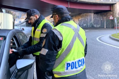 Agents de policia fent controls d'alcoholèmia a conductors