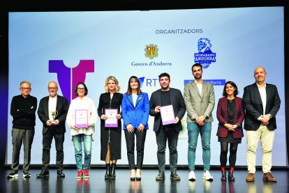 La ministra Bonell, els guanyadors dels premis i els representants de l’organització del guardó en memòria d’Àlex Lliteras.