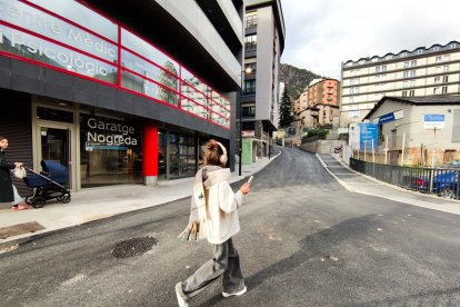 La connexió del carrer amb Prat de la Creu ja enquitranada.